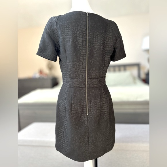 French Connection Women's Croc Luxe Short Sleeve
Sheath Dress Size 8 - Picture 3 of 8